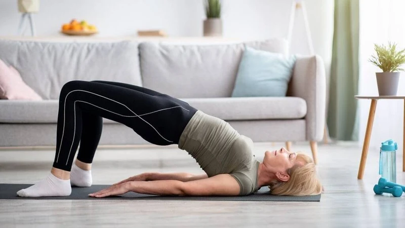 Người bệnh nên tập nhẹ mỗi ngày, nhất là các bài tập tăng cường cơ lưng và hông