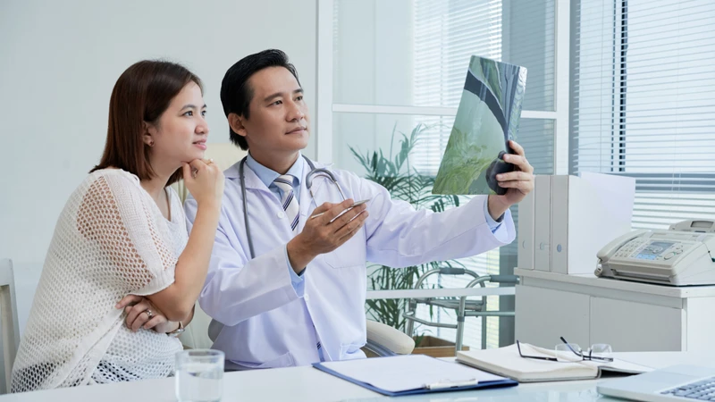 Thăm khám định kỳ giúp bác sĩ theo dõi tiến triển bệnh, đánh giá hiệu quả điều trị và điều chỉnh phác đồ kịp thời