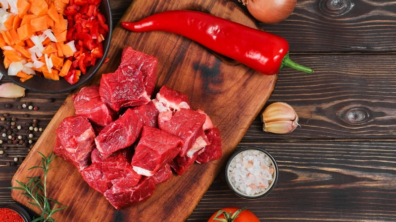 Thịt đỏ bao gồm thịt bò là nhóm thực phẩm mà người bị viêm khớp dạng thấp cần lưu ý