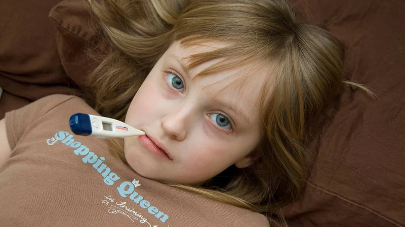 Viêm khớp gối do nhiễm khuẩn gây sốt, sưng khớp và đau dữ dội khi vận động