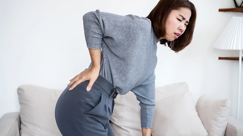 Viêm khớp háng gây đau nhức ở vùng bẹn, mông, đùi ngoài và đôi khi lan xuống đầu gối