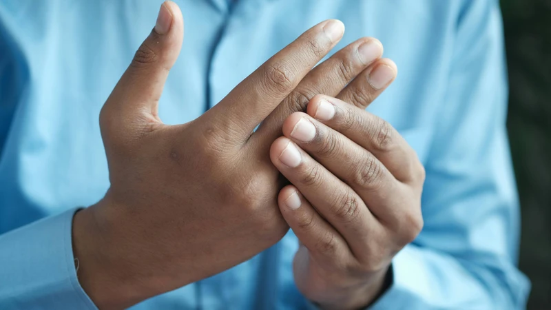 Viêm khớp tay là tình trạng viêm và đau tại các khớp của bàn tay, làm giảm khả năng vận động