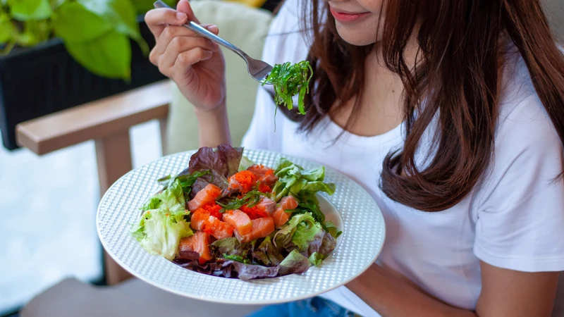 Chế độ ăn uống giàu vitamin và rau xanh giúp hỗ trợ điều trị bệnh hiệu quả