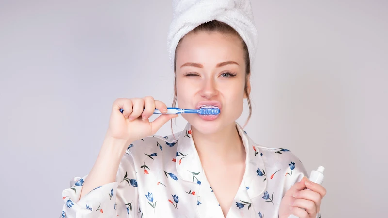 Vệ sinh răng miệng không đúng cách khiến lợi yếu và dễ chảy máu