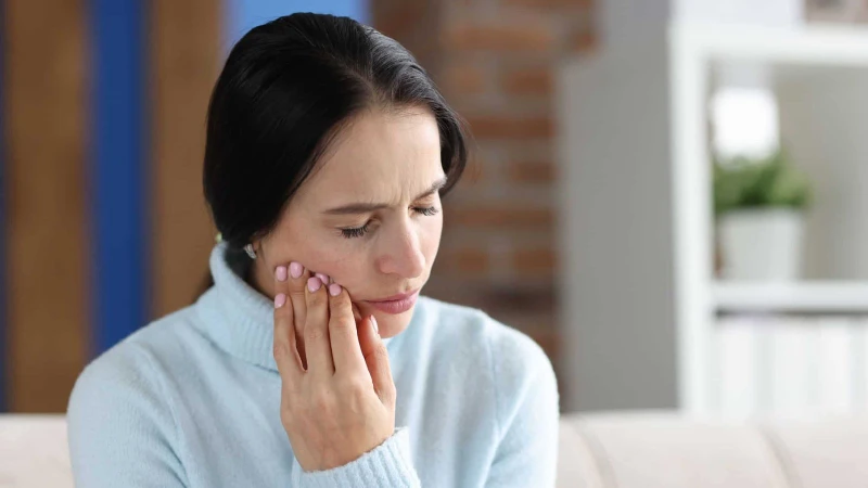 Dấu hiệu nhận biết viêm lợi trùm răng khôn khi cho con bú rõ nhất là sưng đỏ hàm
