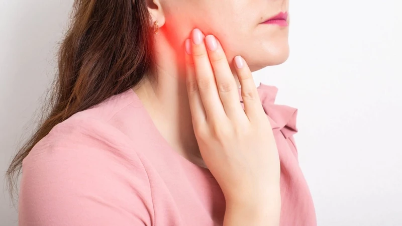 Viêm lợi trùm răng khôn khi cho con bú có thể lan nhiễm trùng nếu không được xử lý kíp thời