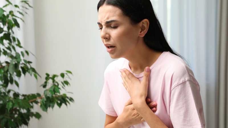 Mạch máu ở phổi bị viêm gây nên các triệu chứng như khó thở, ho kéo dài