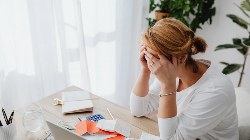 Viêm mô tế bào vùng hốc mắt có thể gây đau đầu