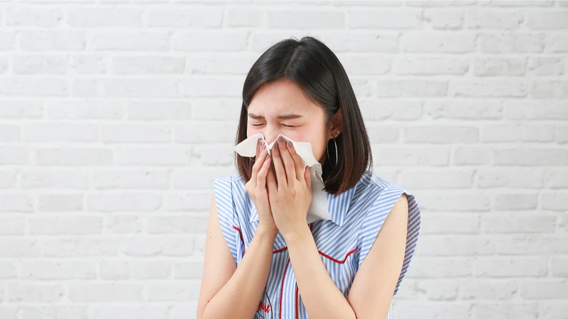 Quầng thâm do dị ứng thường xuất hiện cùng các triệu chứng hắt hơi, nghẹt mũi và ngứa mắt