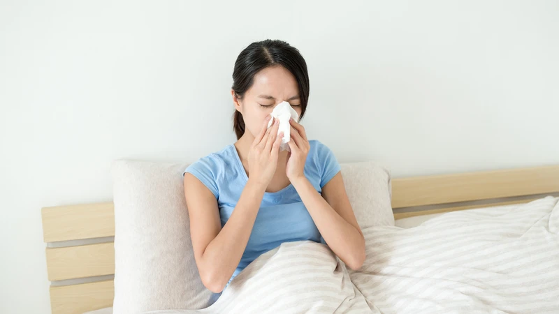 Chảy nước mũi trong là một trong những triệu chứng của viêm mũi vận mạch