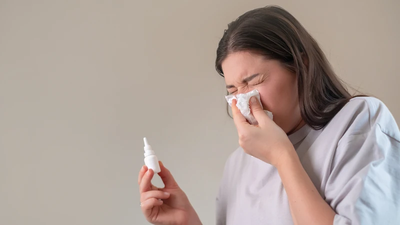Sử dụng nước muối sinh lý xịt hoặc rửa mũi để làm sạch niêm mạc mũi, loại bỏ chất nhầy và giảm khô mũi