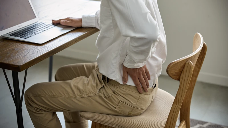 Mặc quần áo quá chật có thể khiến da vùng mông bí bách, dễ kích thích viêm nang lông hình thành