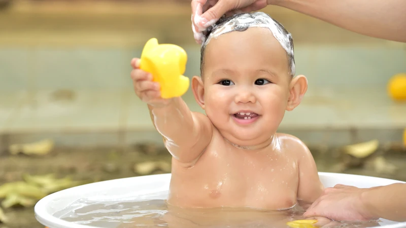 Tránh cho trẻ sử dụng hồ bơi hoặc bồn tắm nước nóng khi da có vết trầy xước