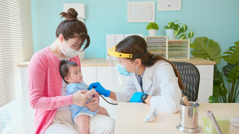 Bác sĩ sẽ tư vấn lịch tiêm chủng phù hợp cho từng bé