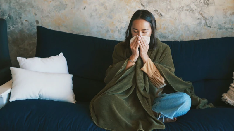 Bệnh khởi phát giống sốt virus thông thường nhưng có thể tiến triển nhanh