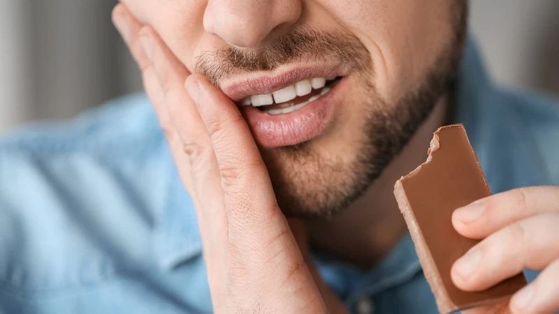 Vùng hàm mặt sưng tấy gây khó nhai, khó nuốt và đau khi cử động hàm