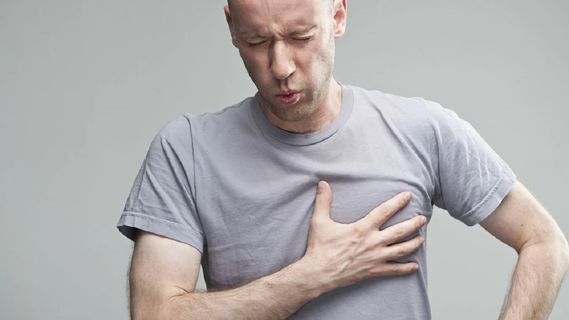 Người bệnh viêm nội tâm mạc có thể cảm thấy đau ngực khi thở