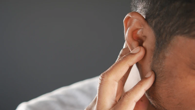 Cơn đau tai là triệu chứng điển hình của viêm tai giữa ở người lớn