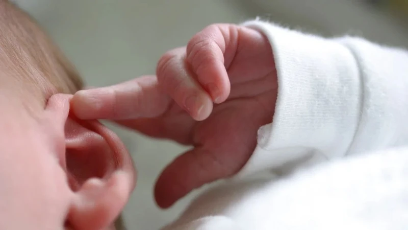 Viêm tai giữa ứ dịch ở trẻ sơ sinh là tình trạng dịch tích tụ sau màng nhĩ còn nguyên vẹn