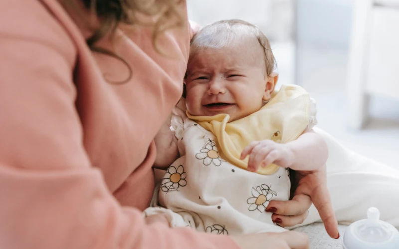 Viêm tai giữa ứ dịch ở trẻ sơ sinh thường mơ hồ, khó nhận biết