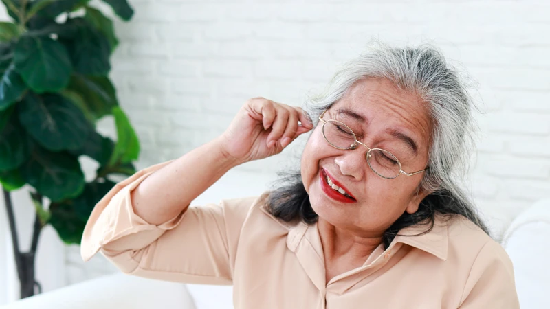 Không đưa vật cứng vào sâu trong tai để bảo vệ tai tránh các tổn thương và viêm nhiễm