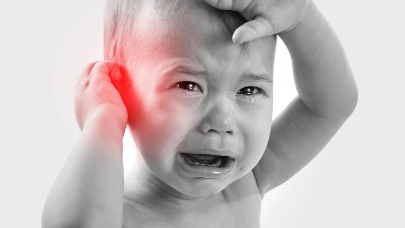 Trẻ quấy khóc và thường xuyên dùng tay kéo hoặc cọ vào tai là dấu hiệu thường gặp cảnh báo trẻ bị viêm tai