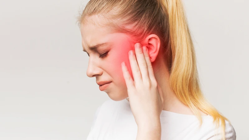 Tổn thương cholesteatoma có thể phát triển trong tai giữa và xương chũm, gây ăn mòn các cấu trúc xung quanh