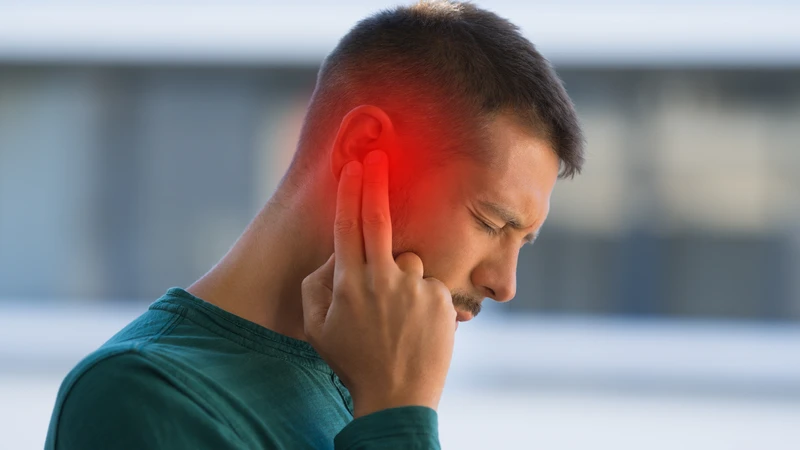 Ù tai hoặc đau tai là những biểu hiện cần được thăm khám chuyên khoa