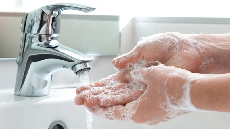 Rửa tay kỹ bằng xà phòng và nước sau khi thay tã, vệ sinh cho trẻ, tiếp xúc với nước bọt hoặc nước tiểu và trước khi ăn hoặc chế biến thực phẩm