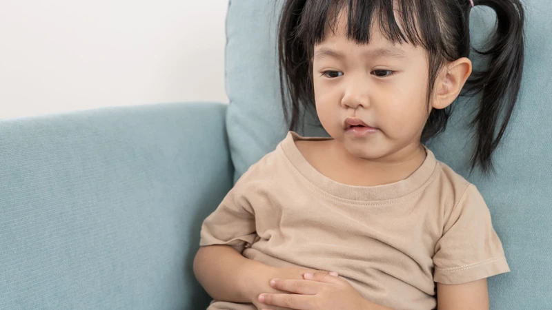 Trẻ thường nhập viện với các dấu hiệu như sốt cao kéo dài, giật mình, nôn ói, lừ đừ