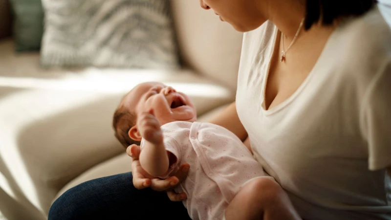 Virus tay chân miệng có mấy loại? Dấu hiệu nhận biết thường gặp ở trẻ như sốt, quấy khóc