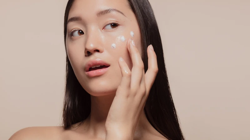 Sử dụng kem dưỡng ẩm phù hợp giúp giảm tình trạng kích ứng, hỗ trợ phục hồi và duy trì độ ẩm cần thiết cho da