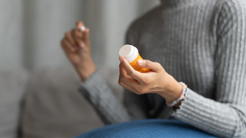 Vitamin B12 nên uống lúc nào? Nên uống vào buổi sáng khi bụng rỗng, giúp cơ thể hấp thu hiệu quả hơn