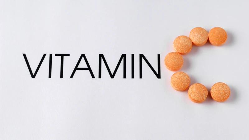 Có thể bổ sung vitamin B12 và vitamin C trong ngày, nhưng nên tách thời gian sử dụng