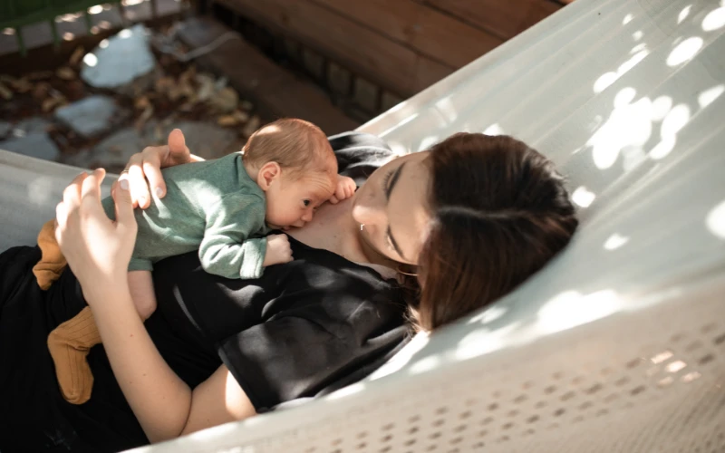 Cha mẹ nên cho trẻ ở nơi râm mát, mặc quần áo che phủ phù hợp và hạn chế tiếp xúc trực tiếp với ánh nắng.