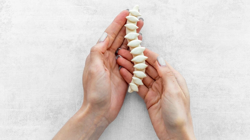 Vitamin K2 đóng vai trò trong quá trình chuyển hóa canxi, góp phần hỗ trợ sức khỏe xương