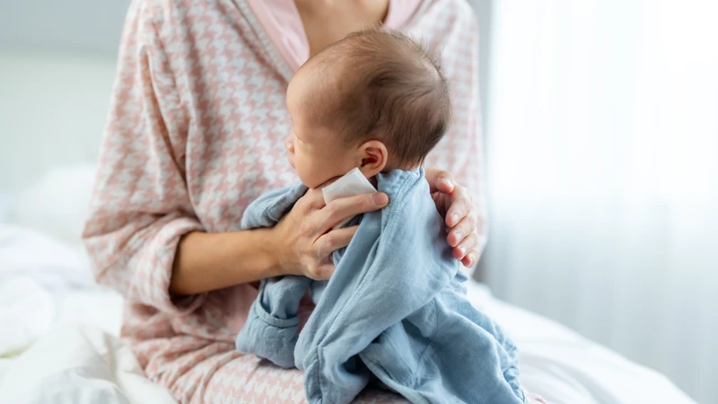 Vỗ long đờm cho trẻ sơ sinh, ba mẹ có nên thực hiện?2
