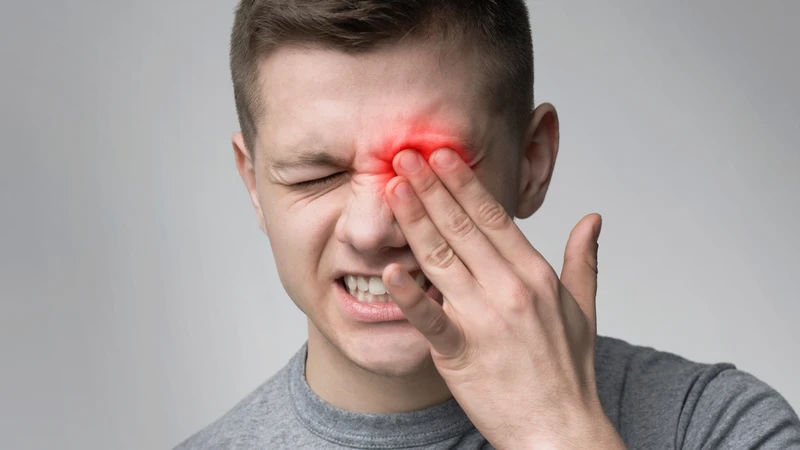 Tăng áp lực, chấn thương và bệnh lý nền là những nguyên nhân phổ biến gây xuất huyết mắt