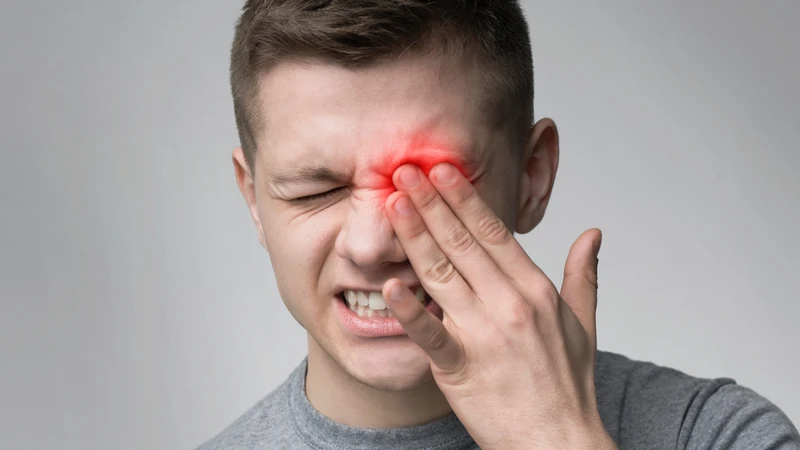 Đau mắt dữ dội xuất hiện ngay sau chấn thương và có thể tăng lên tùy mức độ tổn thương