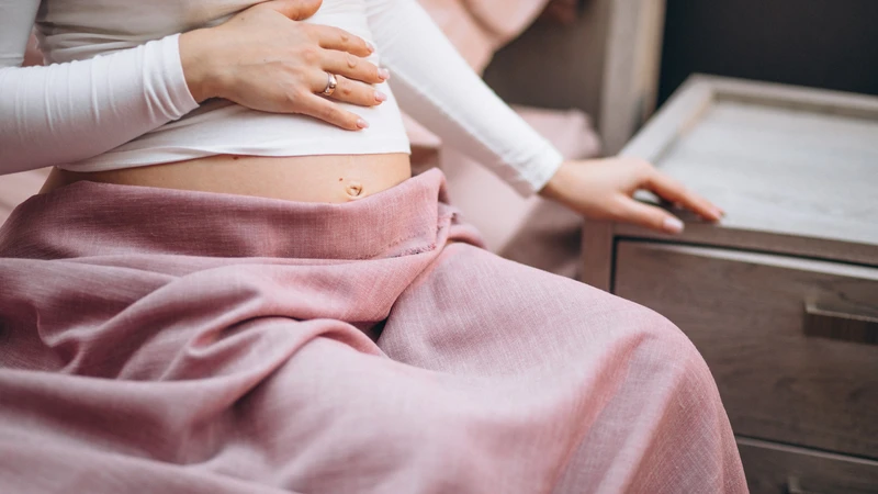 Khi vỡ ối mà chưa đau bụng, mẹ cứ bình tĩnh, vì các cơn co thường đến sau vài giờ