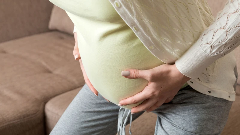 Mẹ bầu thường cảm thấy có dòng nước chảy ra bất ngờ từ âm đạo khi vỡ ối