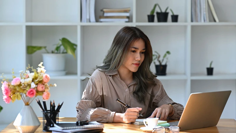 Thường xuyên làm việc với máy tính hoặc ngồi một tư thế quá lâu làm gia tăng áp lực lên cột sống cổ và hệ thống dây chằng xung quanh