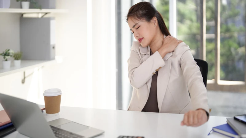 Đau mỏi vùng cổ gáy là dấu hiệu vôi hóa dây chằng