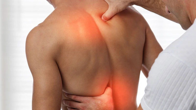 Áp dụng các bài tập kéo giãn cột sống cổ, nhiệt trị liệu, điện xung hoặc siêu âm trị liệu nhằm giảm đau và tăng độ linh hoạt của khớp
