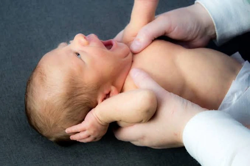 Sờ vú của trẻ sơ sinh có cục cứng khiến ba mẹ hoang mang liệu con mình có sao không?