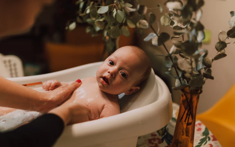 Để phòng ngừa trường hợp viêm vú, cha mẹ nên vệ sinh hằng ngày nhẹ nhàng cho trẻ