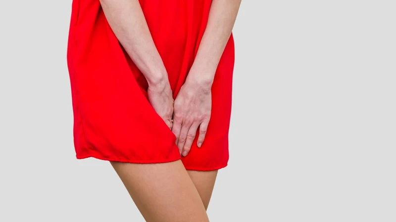 Vùng kín bị sưng một bên mép phải làm sao?  2