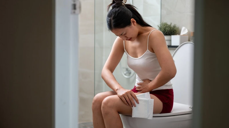 Vùng kín bị sưng một bên mép phải làm sao?  3