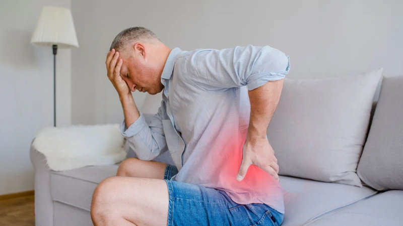 Đau lưng ở người lớn tuổi thường là chỉ định chụp X-quang cột sống thắt lưng
