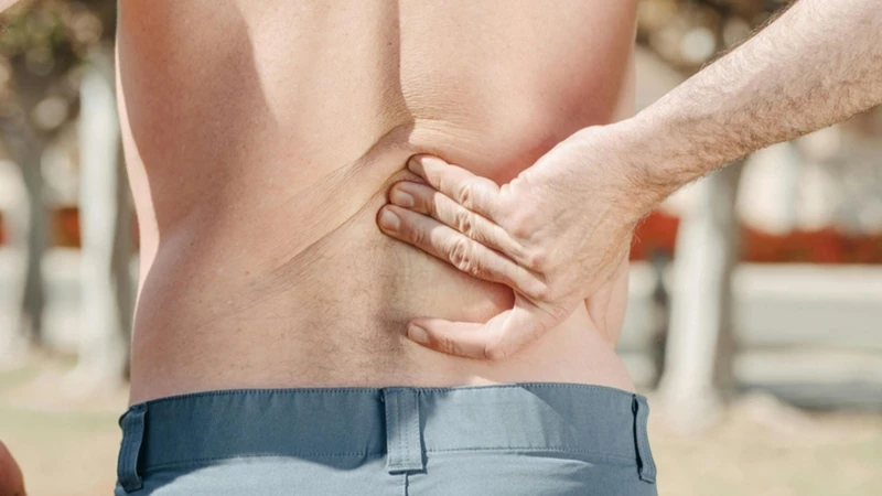 Đau nhức cột sống vùng thắt lưng âm ỉ kéo dài là dấu hiệu cảnh báo xẹp đốt sống